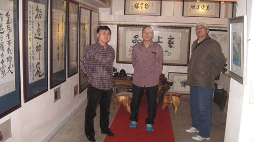 总编辑杨焦点引领画家欣赏字画