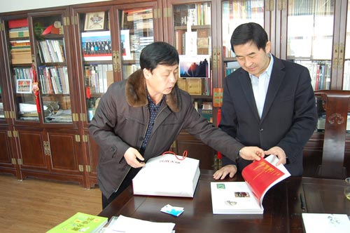 杨焦点正在向罗杨介绍杂志 杨焦点正在向罗杨介绍杂志