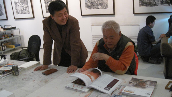 总编杨焦点与李可染艺术基金会副理事长,黄山书画院院长李小可研讨杂志上相关内容