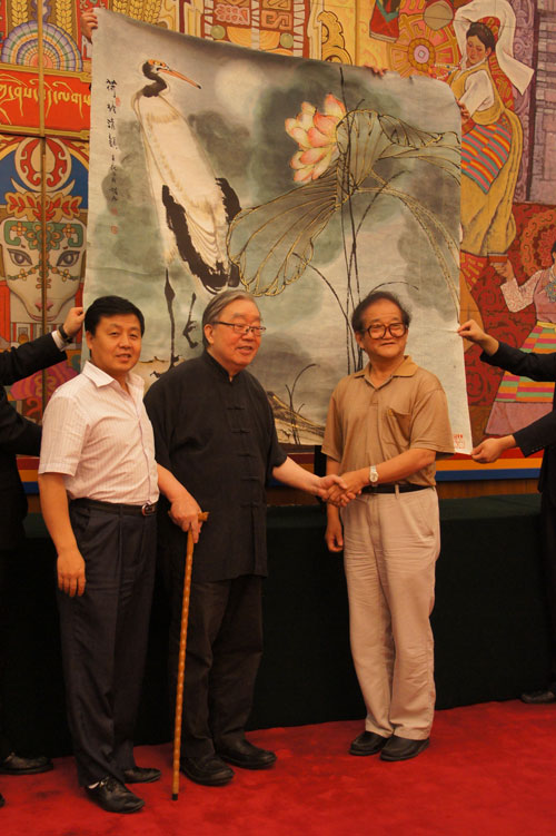 杨焦点与著名画家袁运甫和曹明冉在捐画现场合影 杨焦点与著名画家袁运甫和曹明冉在捐画现场合影