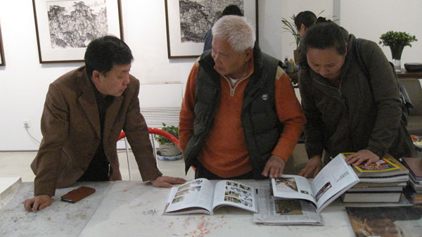 《艺术天成》杂志总编杨焦点、通联部主任宁文艳与李可染艺术基金会副理事长,黄山书画院院长李小可合影
