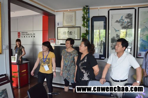 焦点娱乐总经理杨焦点邀请田晶丽参观收藏作品