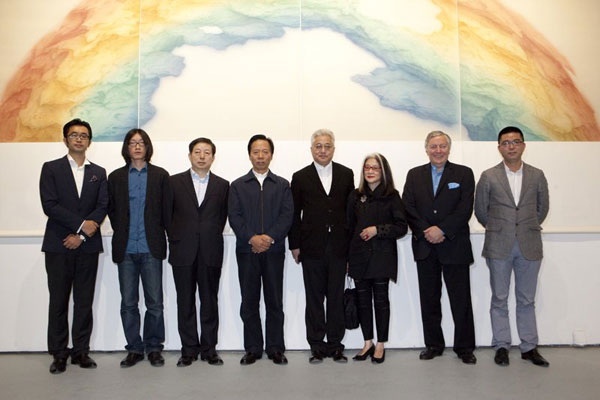 从左至右:今日美术馆执行馆长高鹏、策展人朱朱、中国艺术研究院副院长贾磊磊、中国艺术研究院院长王文章、艺术家徐累、苏富比中国艺术副主席龙美仙、英国跨党派议会中国小组副主席钟斯勋爵、蜂巢艺术中心夏季风