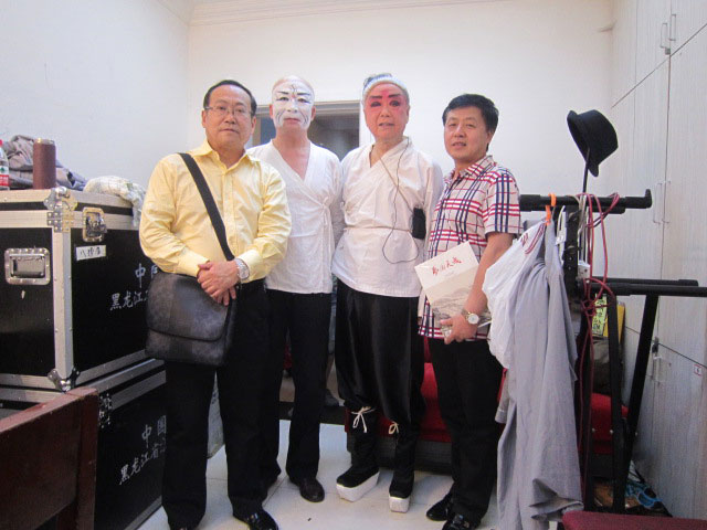 美籍华人刘衡(右二)、苏昆(左二)、荀令言(左一)与《艺术天成》杂志社总编辑杨焦点(右一)合影
