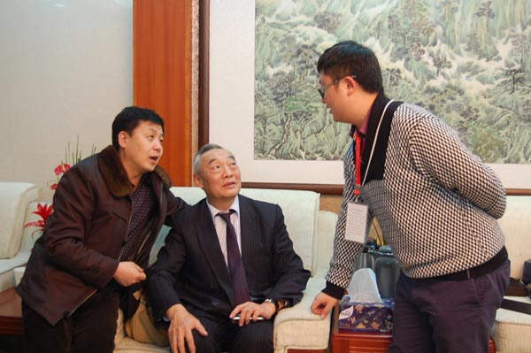 艺术天成总编杨焦点、主编杨洋与艺术家徐庆平先生合影 艺术天成总编杨焦点、主编杨洋与艺术家徐庆平先生合影