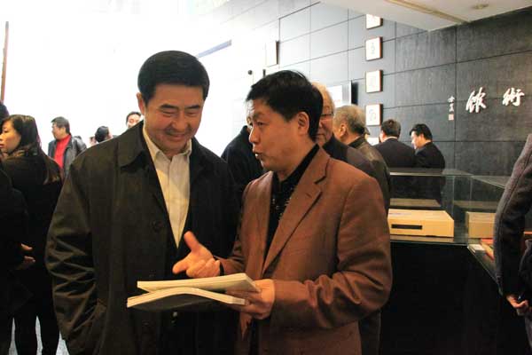 《艺术天成》总编杨焦点与书法家罗扬合影