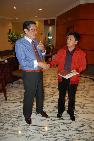 泰中艺术家联合会会长泰中文化艺术交流中心董事局主席蔡義批与《艺术天成》杂志社总编杨焦点交流