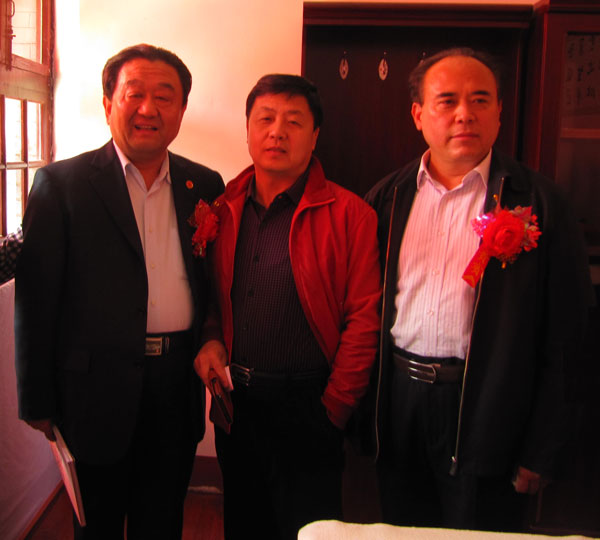 山东菏泽学院党委书记(左一)、《艺术天成》杂志社总编杨焦点(中)、丁志刚(右一)合影