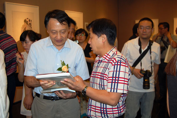 著名艺术家王明明与《艺术天成》杂志社总编辑杨焦点合影