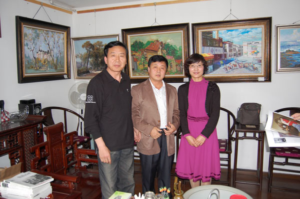 著名书法家张殷实(左一)与《艺术天成》总编杨焦点(中间)合影