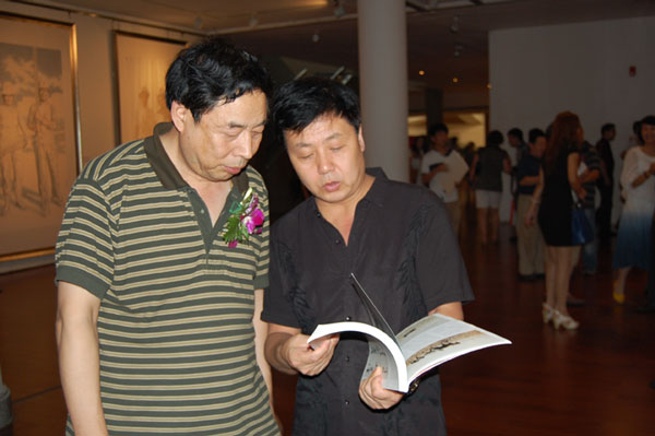 著名画家苗再新与《艺术天成》总编辑杨焦点合影
