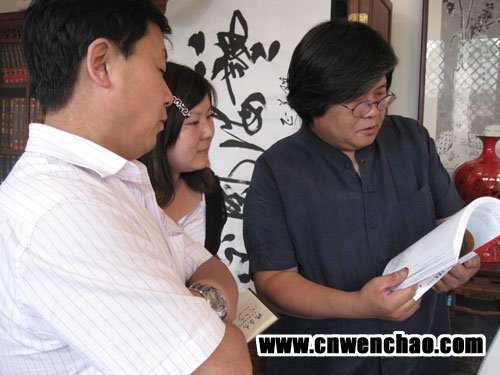 杨焦点与画家杨信共同欣赏《艺术天成》杂志 杨焦点与画家杨信共同欣赏《艺术天成》杂志
