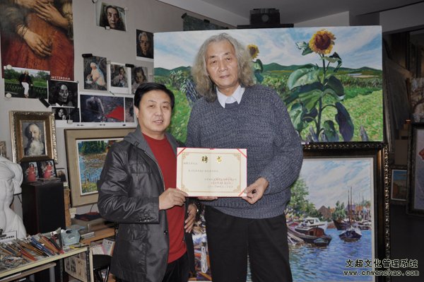艺术天成杂志总编辑杨焦点走访著名美术家王仲工作室并聘请为学