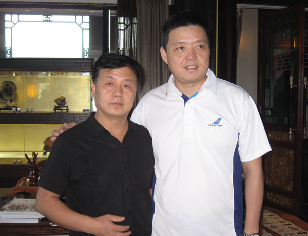 南方航空总经理助理兼地面服务保障部总经理李军与杨焦点合影