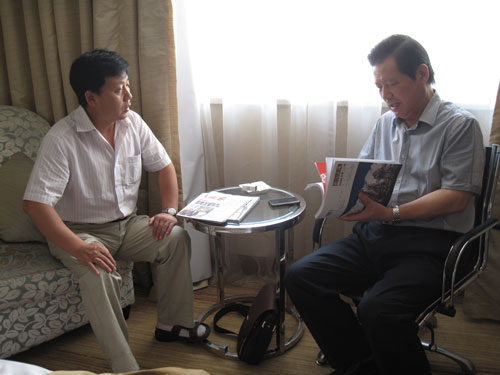 言恭达与杨焦点一起研讨《艺术天成》 言恭达与杨焦点一起研讨《艺术天成》