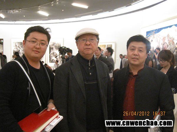 《艺术天成》总编杨焦点及杂志社主编杨洋与中国国家画院一级美术师、画家李宝林合影 《艺术天成》总编杨焦点及杂志社主编杨洋与中国国家画院一级美术师、画家李宝林合影