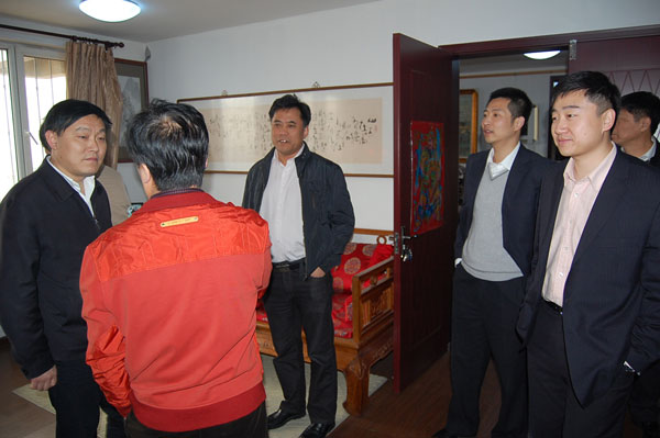 总编杨焦点带领大家参观公司