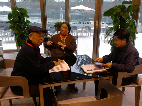 海军政治部创作室专职画家张道兴、人民美术出版社副编审、《中国书画》副主编刘龙庭与《艺术天成》杂志社总编辑杨焦点合影
