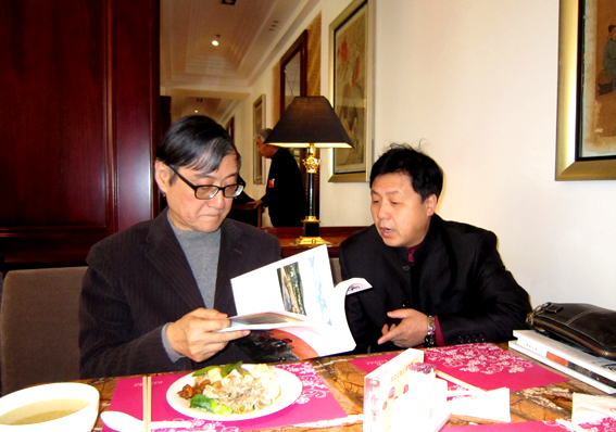 中央美院院长潘公凯与艺术天成总编辑杨焦点交谈