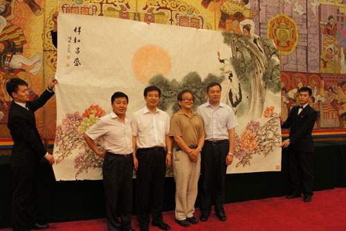 杨焦点与著名画家曹明冉及人民大会堂管理局局长刘水生等人在捐画现场合影 杨焦点与著名画家曹明冉及人民大会堂管理局局长刘水生等人在捐画现场合影