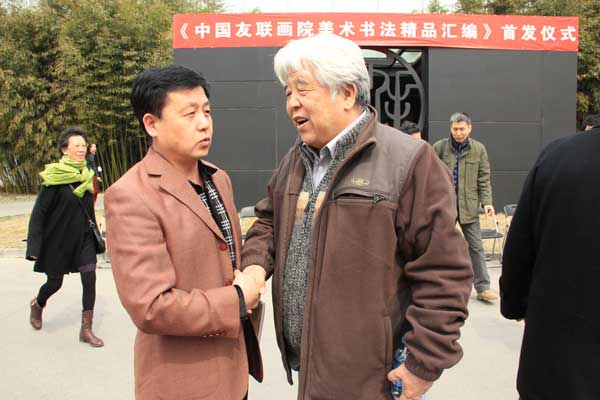 《艺术天成》总编杨焦点与国家一级美术师马振声亲切交谈