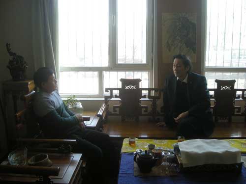 《艺术天成》总编杨焦点与易洪斌交谈