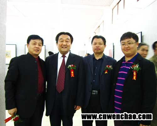 菏泽学院党委书记张存金(左二)、艺术天成杂志社社长杨焦点(左一)、《艺术天成》主编杨洋(右一) 菏泽学院党委书记张存金(左二)、艺术天成杂志社社长杨焦点(左一)、《艺术天成》主编杨洋(右一)