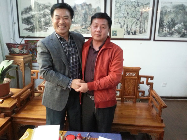 《艺术天成》总编辑杨焦点与中基华(张家口)商业网点房地产开发有限公司董事长王月江合影