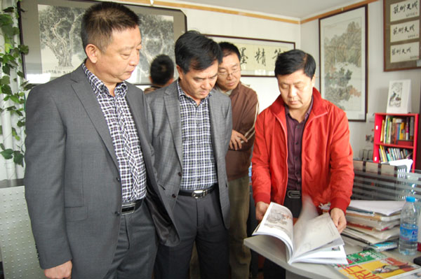 总编辑杨焦点陪同中基华董事长王月江(中)、总经理魏国(左一)参观《艺术天成》杂志社