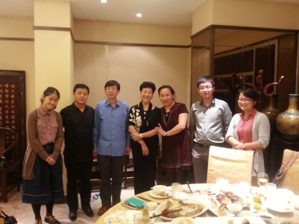 刘海粟女儿刘蟾（右四）、上海刘海粟美术馆研究员徐镕（左三）与《艺术天成》总编辑杨焦点（左二）、通联部主任宁文艳（右三）合影