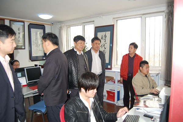 总编杨焦点带领大家参观《艺术天成》编辑部